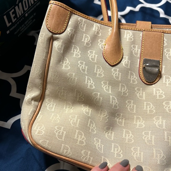 Great used Dooney and bourke monogrammed cream and patina handled tote - Picture 4 of 10